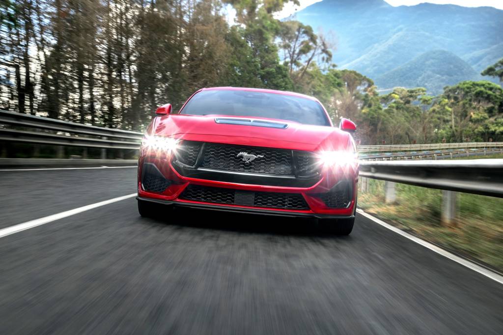 Ford tem dúvidas sobre futuro elétrico e garante Mustang a combustão