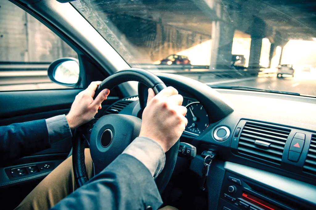 Direção do carro estala em manobras? Veja qual pode ser o defeito