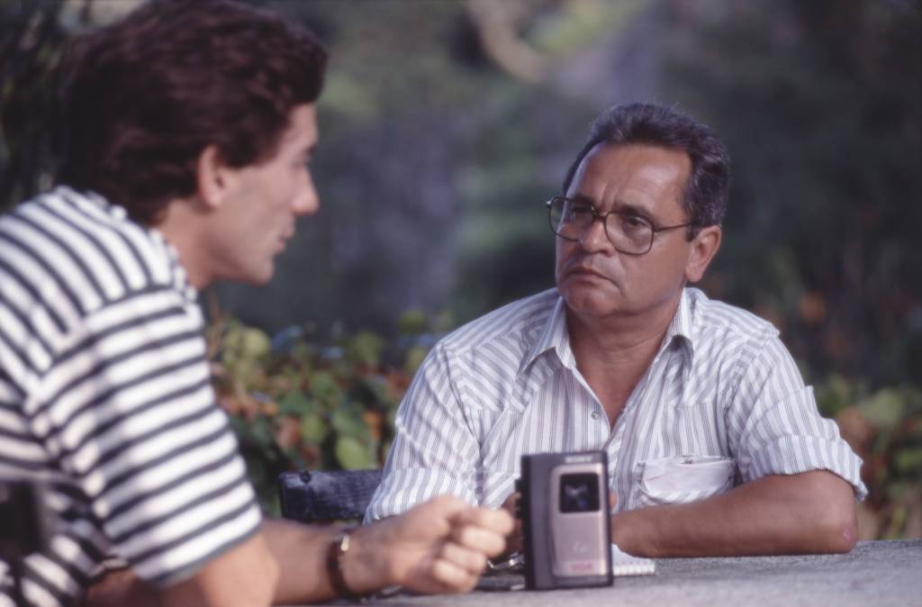 Lemyr Martins, fotógrafo da revista Quatro Rodas, entrevistando o piloto Ayrton Lemyr Martins, fotógrafo da revista Quatro Rodas, entrevistando o piloto Ayrton Senna.