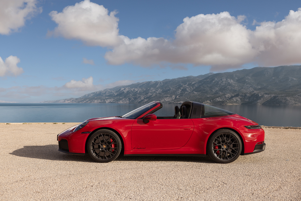 S24_0902 Porsche 911 GTS T-Hybrid