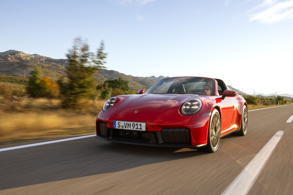 S24_0905 Porsche 911 GTS T-Hybrid