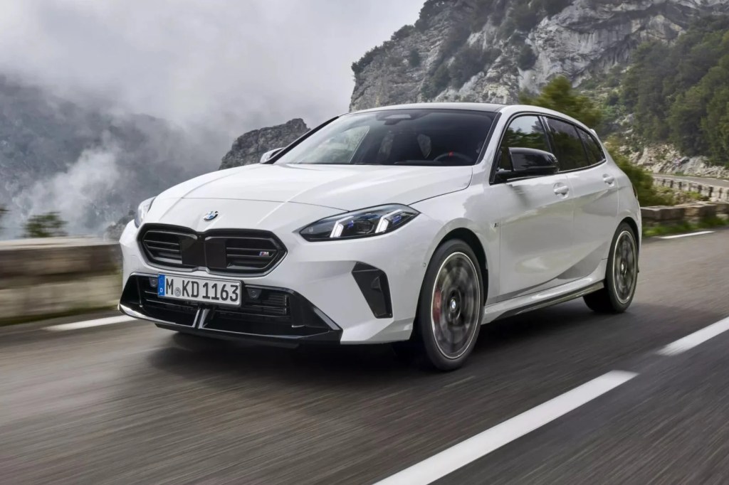 Novo BMW Série 1 dá fôlego aos hatches, muda nome e perde câmbio manual