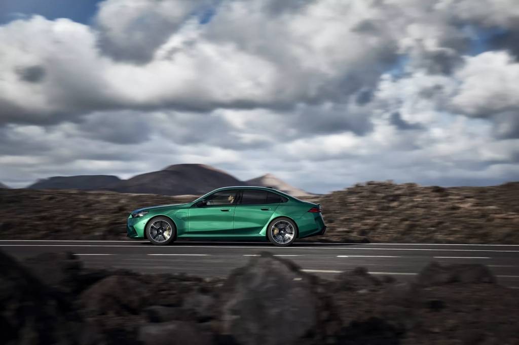2025-BMW-M5-06 BMW M5