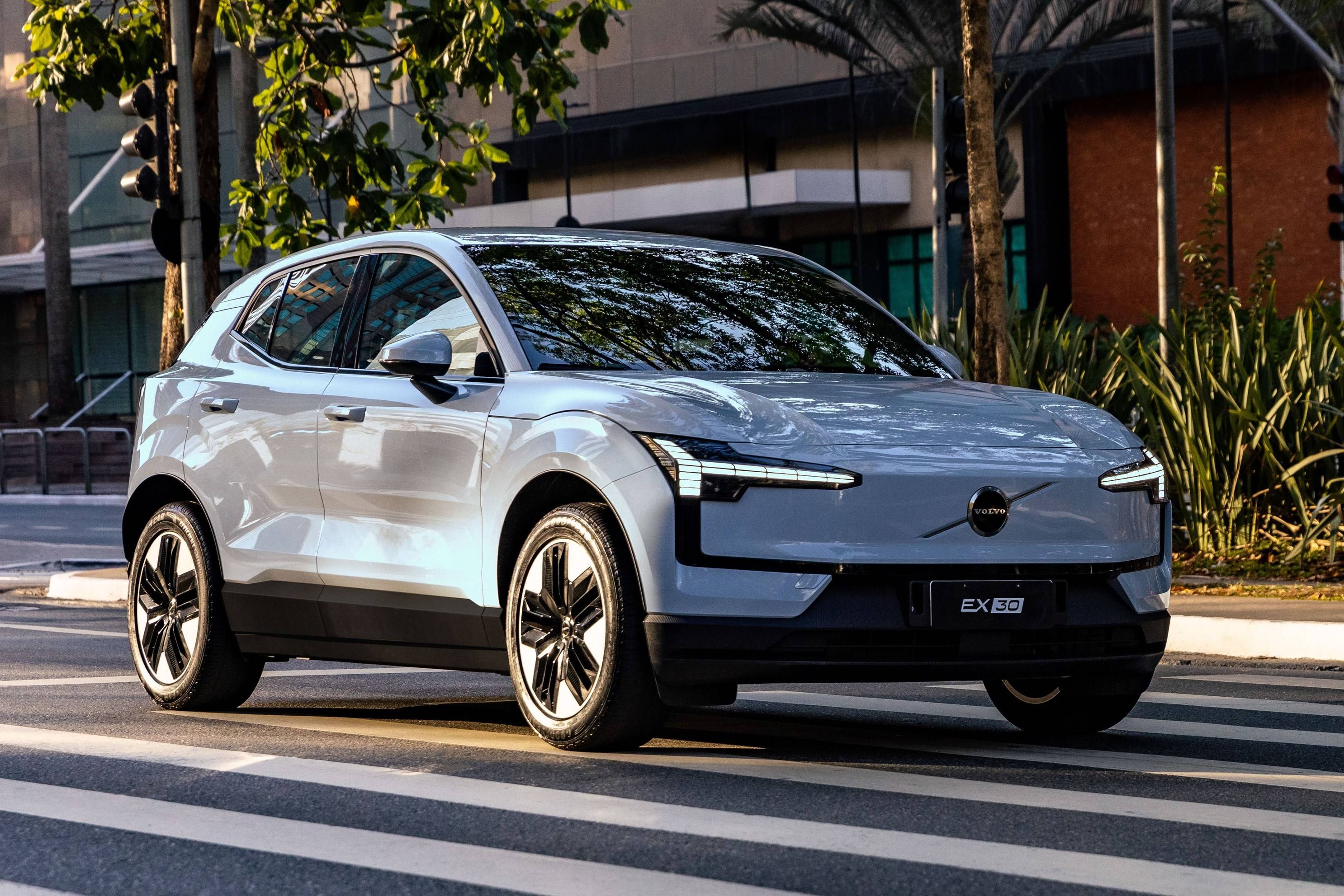 Volvo atrasa recall e donos seguem com bateria do EX30 limitada em 70%