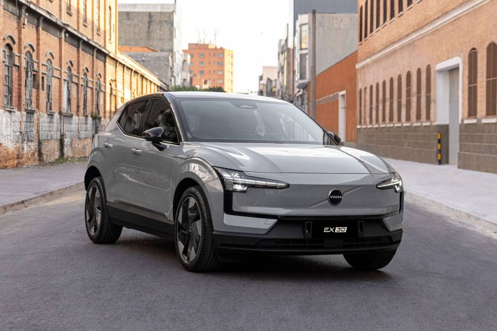 Volvo EX30 ganha versão mais fraca que BYD Dolphin