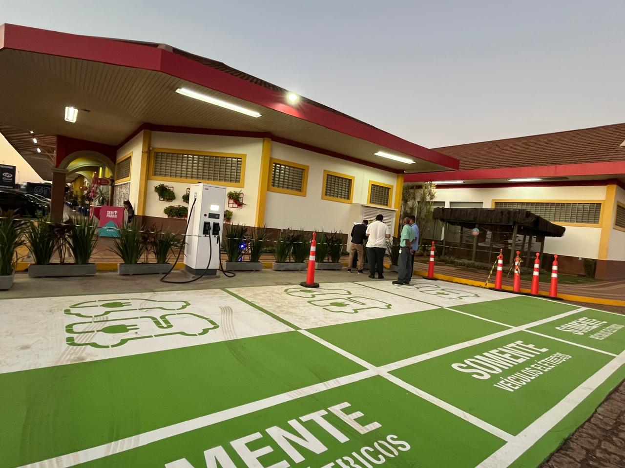 Graal começa a instalar novos carregadores rápidos para carros elétricos