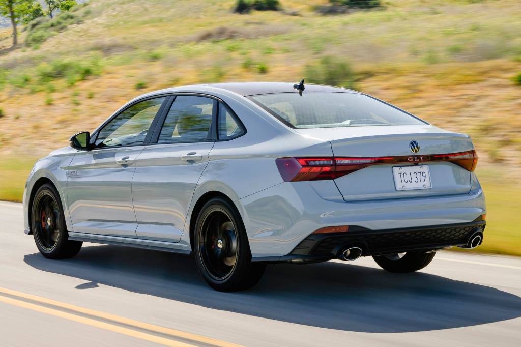 Novo VW Jetta 2025 ganha traseira iluminada como a do T-Cross nacional