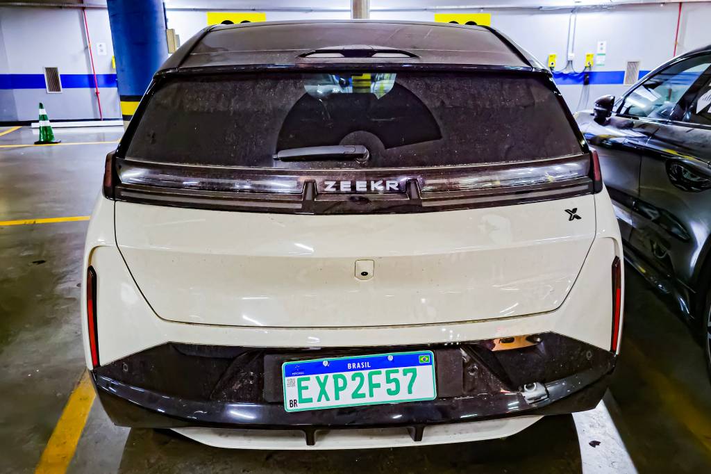 Zeekr X e Zeekr 001 , flagrados em teste em São Paulo (SP) por QUATRO RODAS (3) Maior e bem mais esportivo, Zeekr X tem sujeira que indica testes intensos