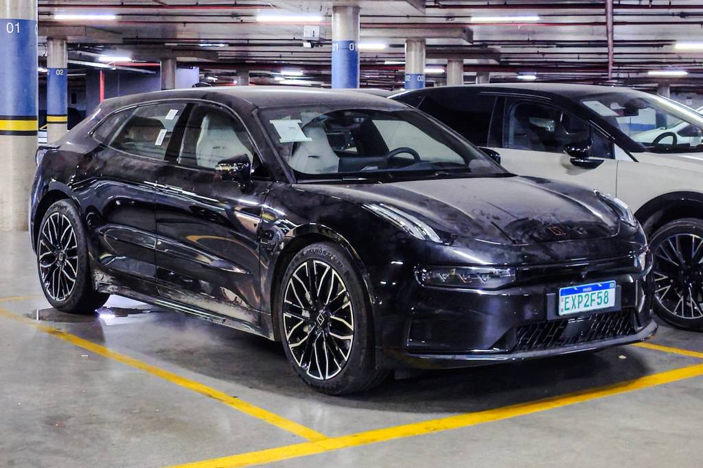 Zeekr X e Zeekr 001 , flagrados em teste em São Paulo (SP) por QUATRO RODAS (7) Zeekr 001, por sua vez, se aproxima do Porsche Taycan