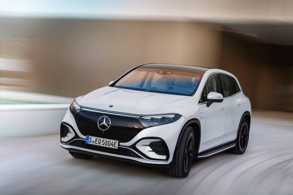 Novas versões dos Mercedes EQS e EQE estream quase R$ 60.000 mais baratos