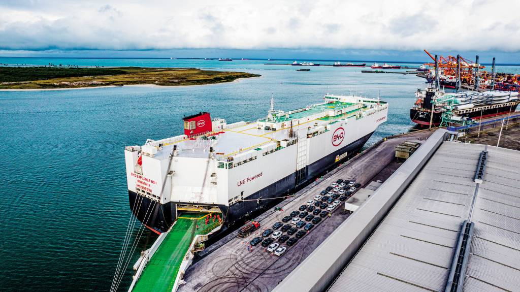 BYD segue nova rota da seda e terá até oito navios para transportar carros