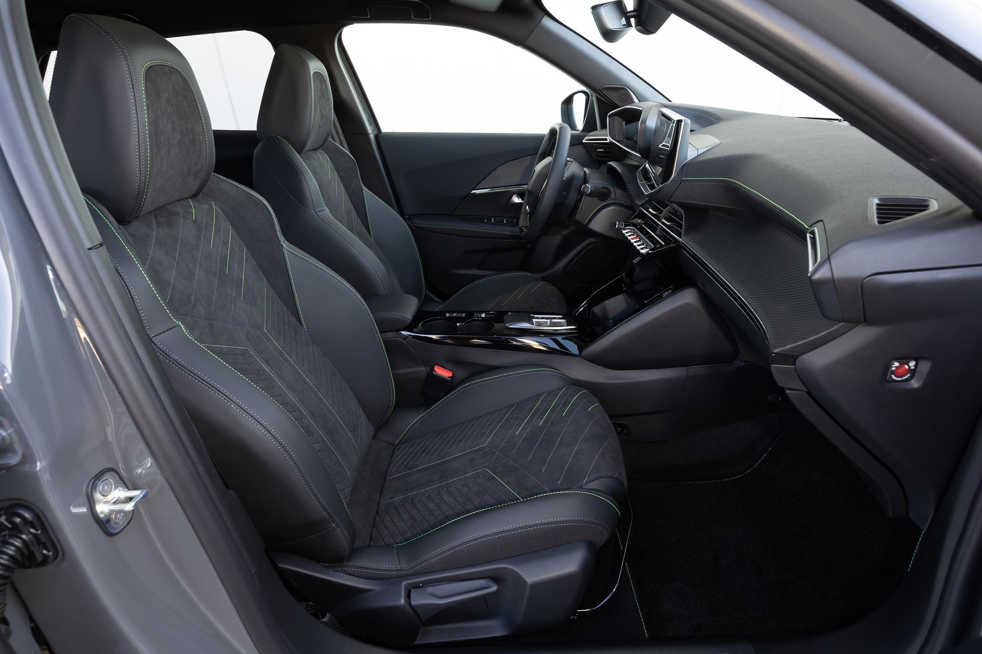 PEUGEOT_E2008_2025