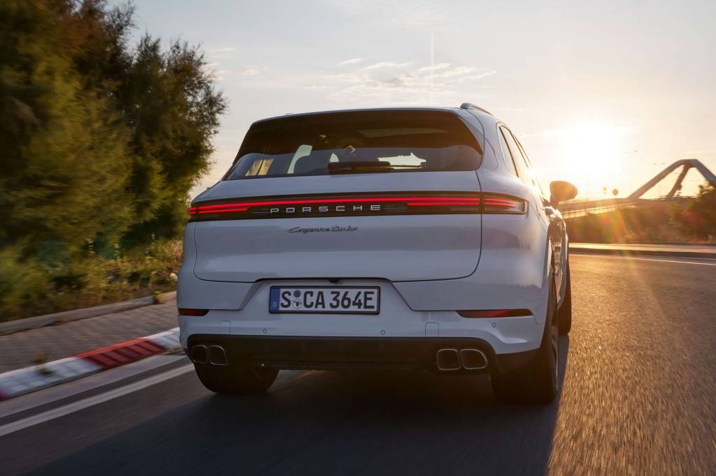 Porsche Cayenne Turbo E-Hybrid (13) Escapes quádruplos com som ajustável custam cerca de R$ 21.000