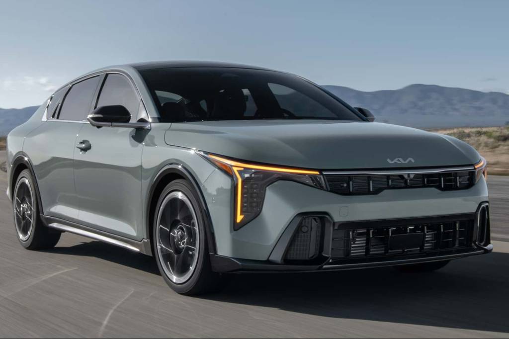 Substituto do Kia Cerato pode chegar em 2025 com motor híbrido