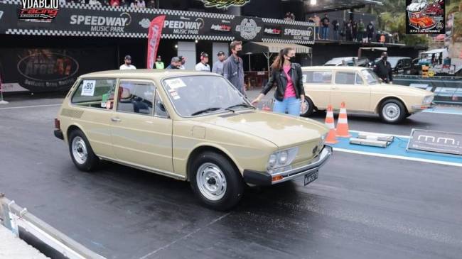 Vovó Racing arranca como ninguém de VW Brasilia e faz sucesso na internet