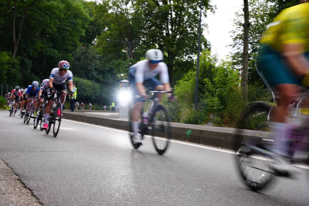 Ciclistas são multados por radar de velocidade durante prova nas Olimpiadas de Paris 2024
