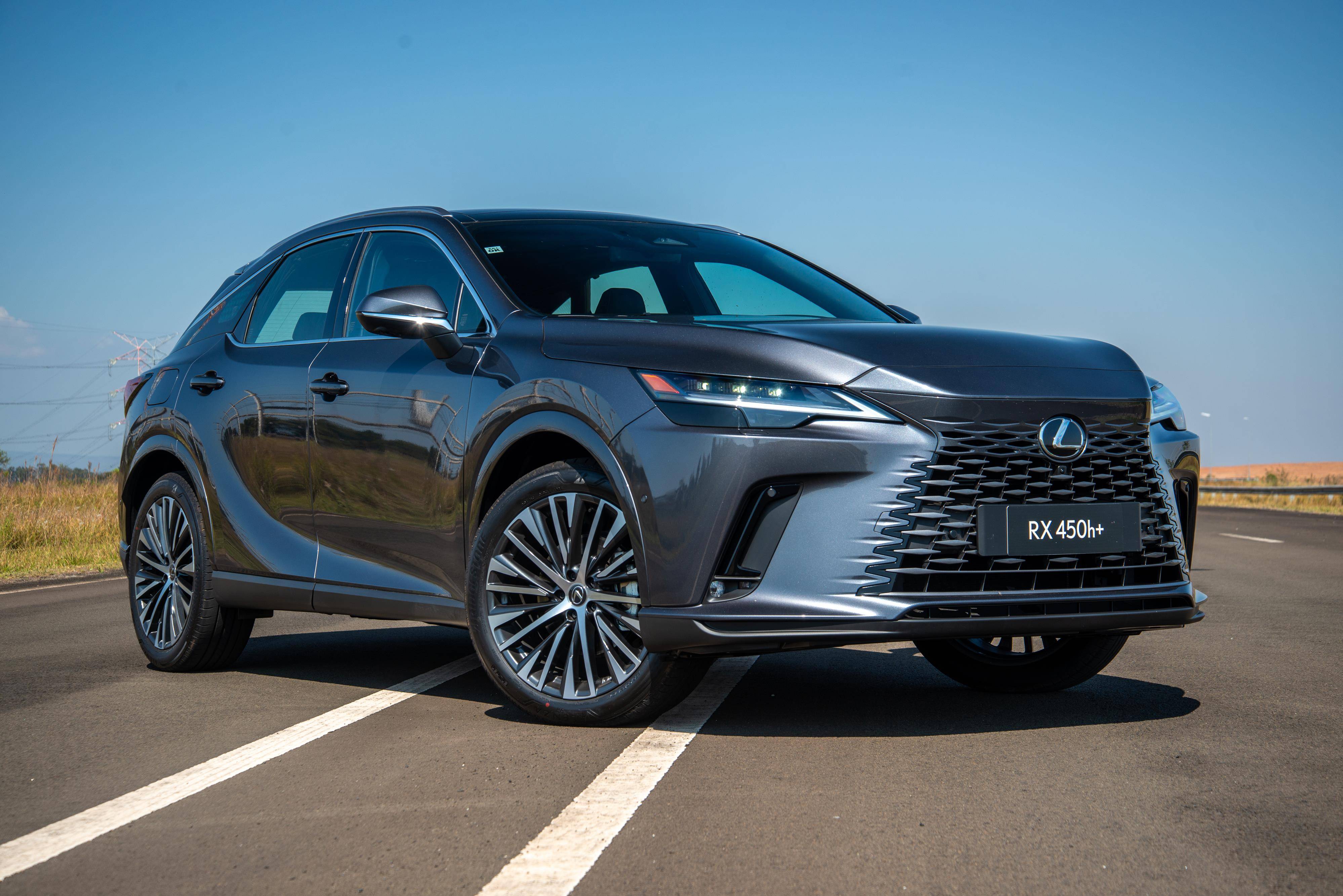 Novo RX450h+ marca estreia da Lexus entre os híbridos plug-in por R$ 609.990