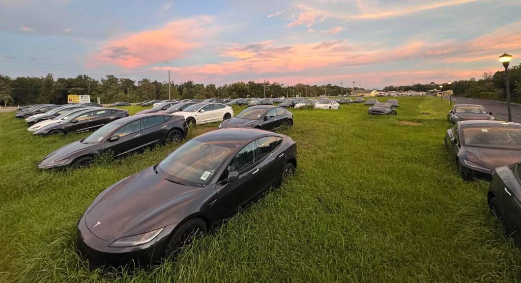 Tesla estaria abandonando seus carros elétricos em terreno baldio nos EUA