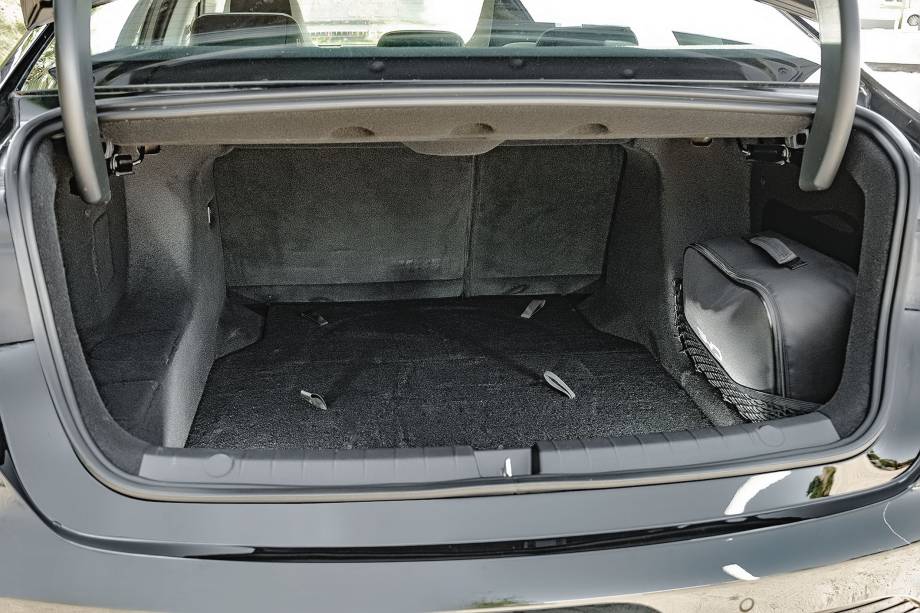 O espaço nos bancos traseiros é maior. E seu porta-malas leva 450 l. Mas o King não tem estepe, só kit de reparo O espaço nos bancos traseiros é maior. E seu porta-malas leva 450 l. Mas o King não tem estepe, só kit de reparo