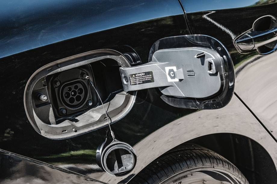 Há portinhola para gasolina e carga. Rodas são aro 17 Há portinhola para gasolina e carga. Rodas são aro 17