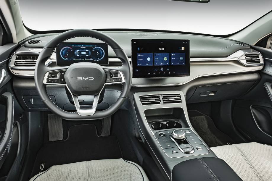 Parte do painel e o console do King têm acabamento mais simples, de plástico Parte do painel e o console do King têm acabamento mais simples, de plástico