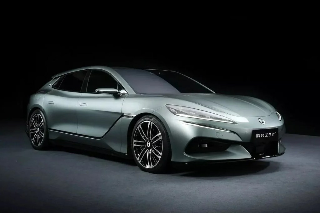 É possível comprar três Denza Z9 GT pelo preço de um Panamera na China