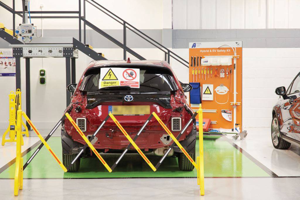 O que precisa ser diferente em oficinas de carros elétricos e híbridos