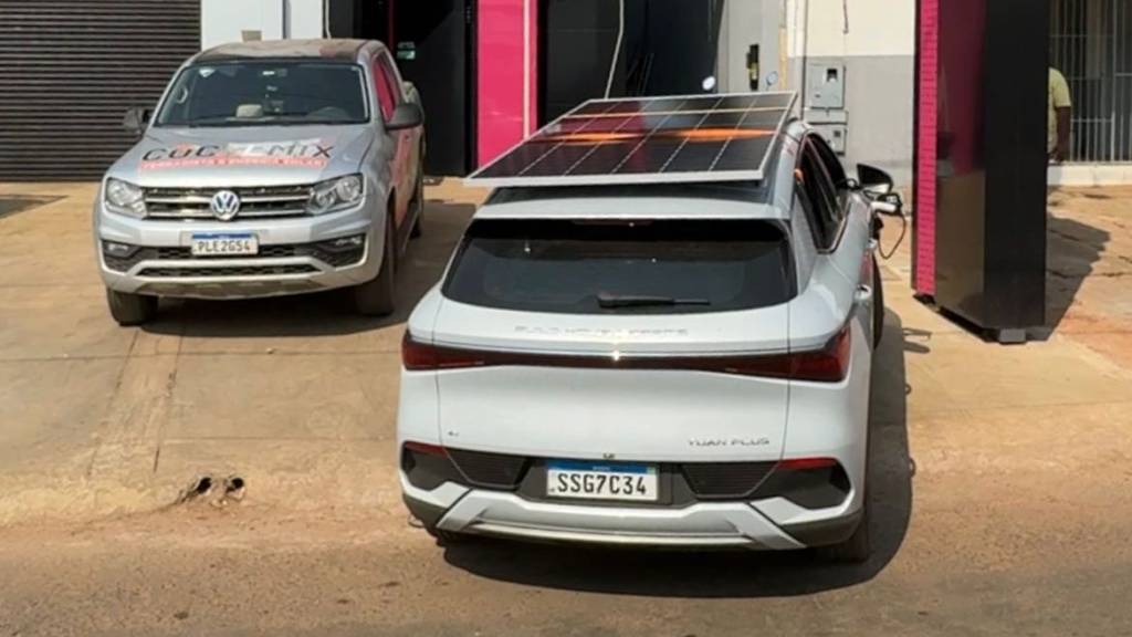 Este BYD Yuan Plus tem placa solar, mas recarga pode levar duas semanas