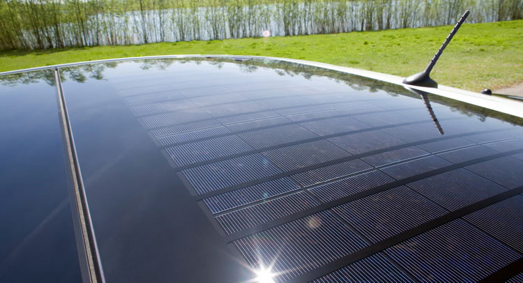 Por que carros elétricos não têm painéis solares no teto para recarregar as baterias?