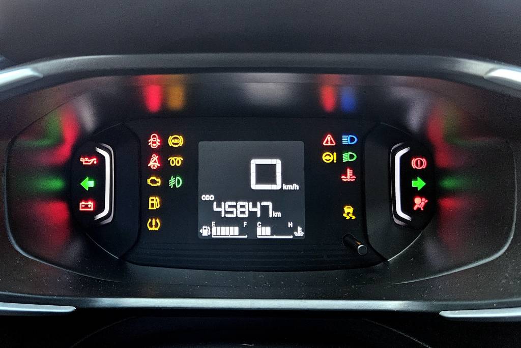 Luzes no painel do carro: conheça e entenda como elas indicam problemas