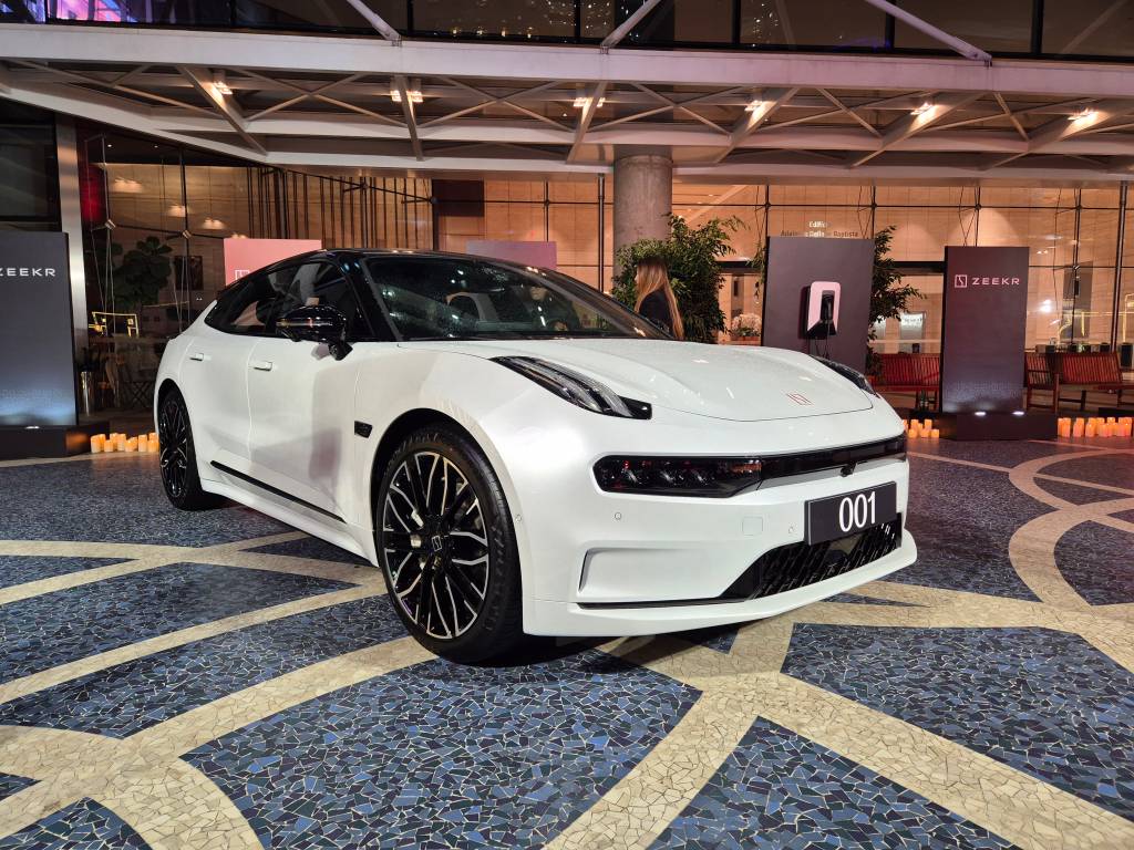 Zeekr estreia no Brasil com crossover elétrico 001 por R$ 428.000