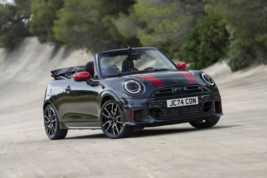 Mini Cooper JCW mistura linhas novas e antiga, e perde câmbio manual