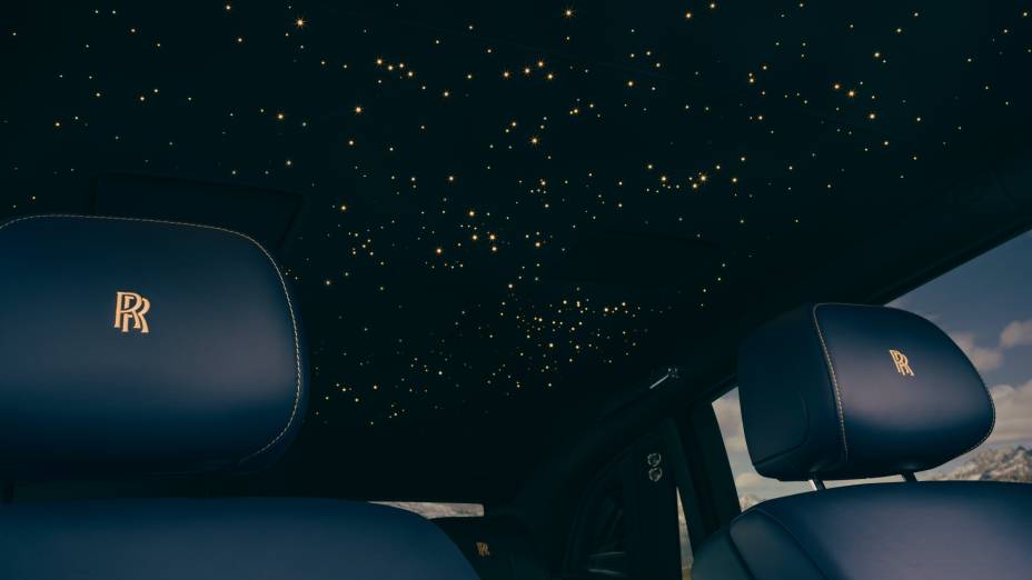 Os pontos luminosos representam as estrelas do céu em Passo Furka no último dia de filmagens por lá Os pontos luminosos representam as estrelas do céu em Passo Furka no último dia de filmagens por lá