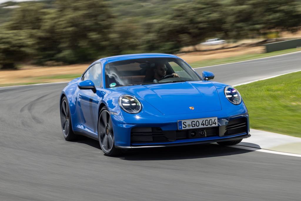 Novo Porsche 911 Carrera chega ao Brasil mais potente e com faróis inéditos