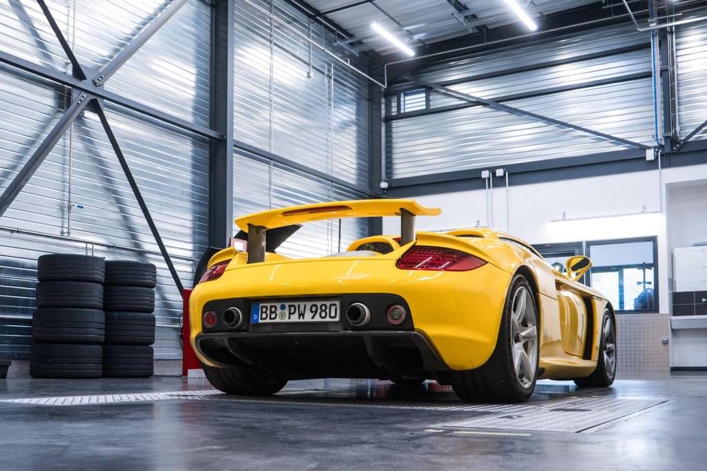 Após décadas, Porsche Carrera GT e Ferrari 288 GTO ganham pneus modernizados