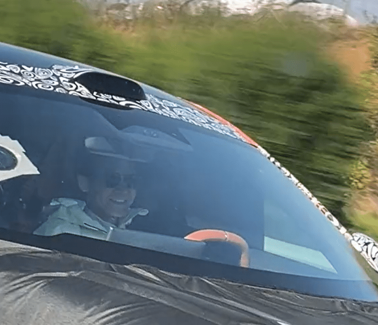 10e7a7b8-0077-4f85-a100-3ad9df01ec49 CEO da Xiaomi, Lei Jun, testando o SUV