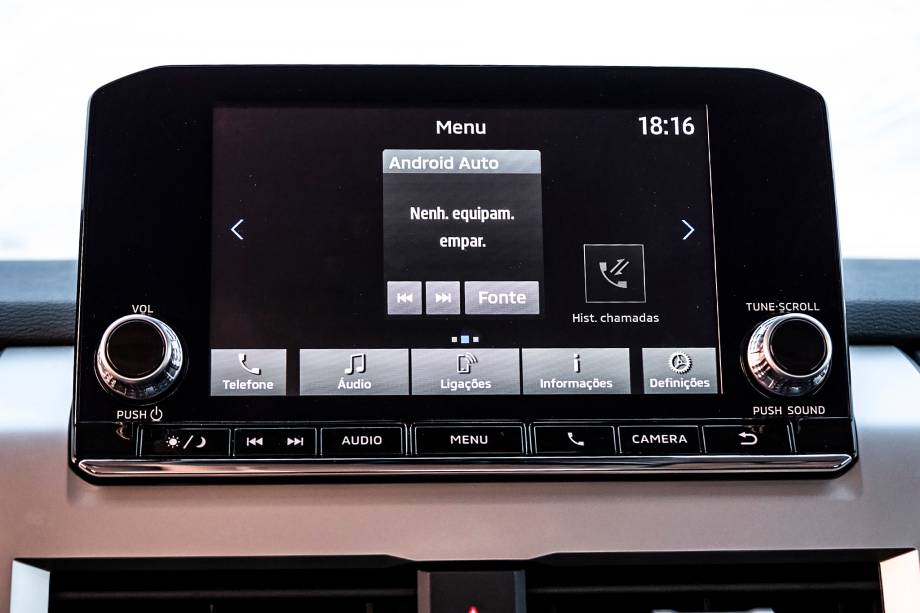Mesmo a versão HPE-S usa a central de 8 polegadas, com imagens piores Mesmo a versão HPE-S usa a central de 8 polegadas, com imagens piores