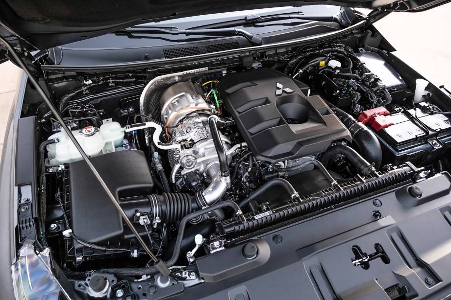 Novo motor 2.4 é biturbo e gera 205 cv Novo motor 2.4 é biturbo e gera 205 cv