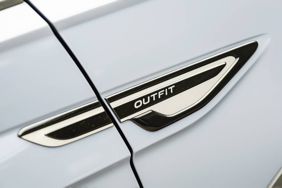 O pacote visual Outfit adiciona detalhes externos pretos O pacote visual Outfit adiciona detalhes externos pretos