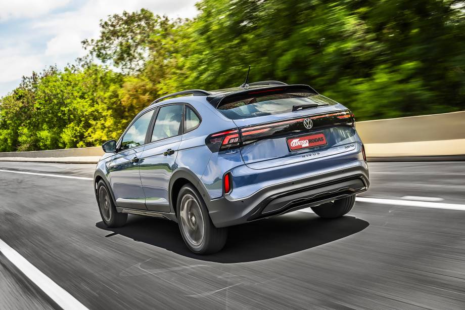 Alinhado com os demais SUVs da Volkswagen, o Nivus agora tem lanterna interligadas por uma linha contínua em led Alinhado com os demais SUVs da Volkswagen, o Nivus agora tem lanterna interligadas por uma linha contínua em led