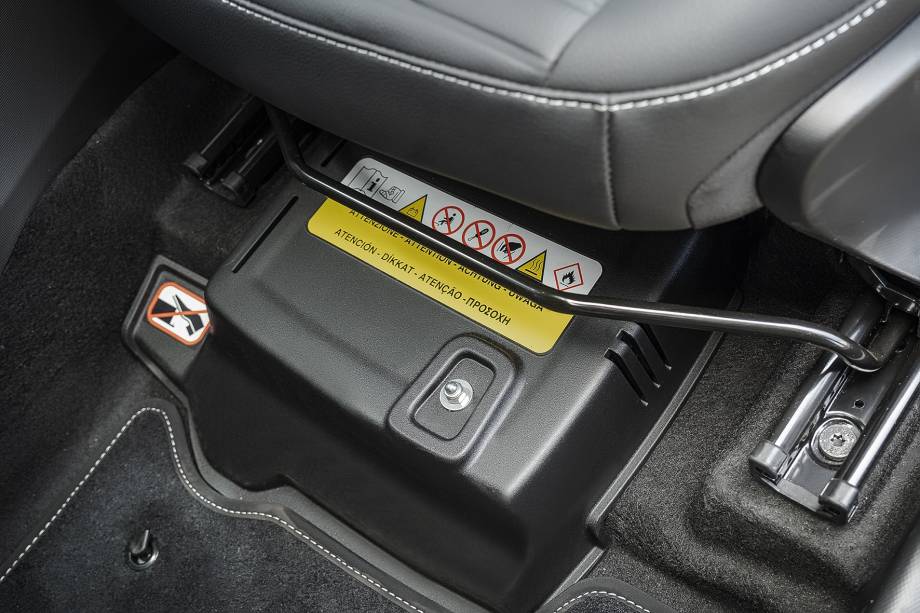 Pequena, a bateria do motor híbrido fica embaixo do banco do motorista Pequena, a bateria do motor híbrido fica embaixo do banco do motorista