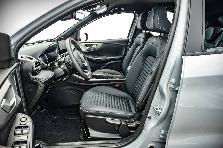 Fastback tem bancos dianteiros mais curtos Fastback tem bancos dianteiros mais curtos