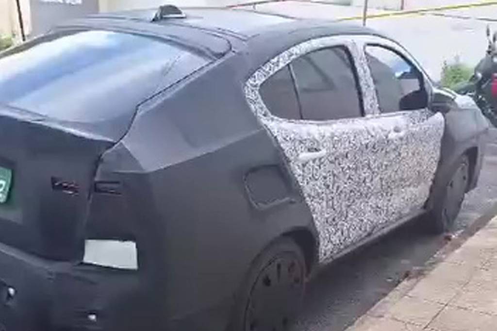 Fiat Fastback 2026 aparece em testes e pode ganhar teto solar