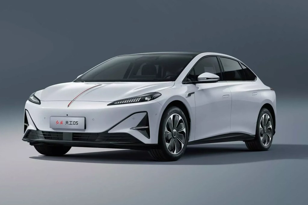 Tiangong 05 é um sedã elétrico que pode ir de SP a BC com uma carga