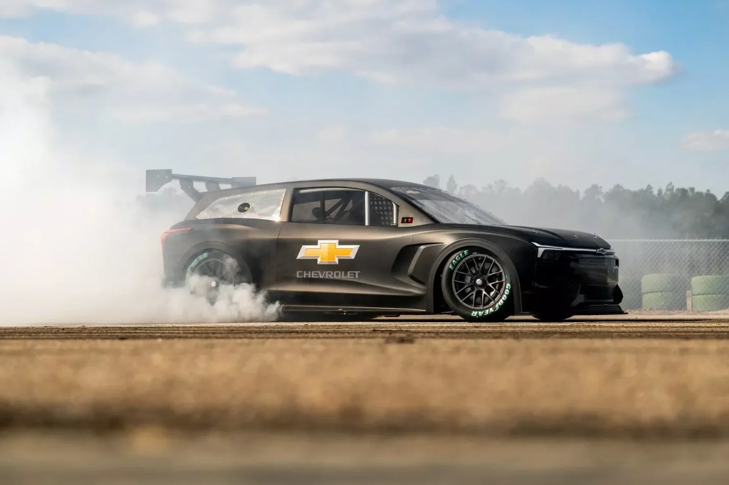Chevrolet Blazer EV vira carro de corrida com asa gigante e 1.300 cv