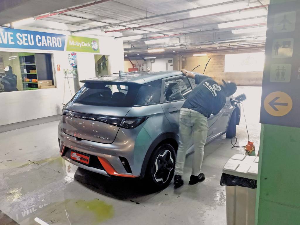 Falta de educação no uso de carregadores quase deixa o BYD Dolphin sem bateria