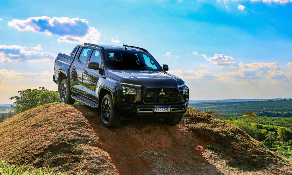 Nova Mitsubishi Triton deve ganhar versão híbrida como Corolla Cross