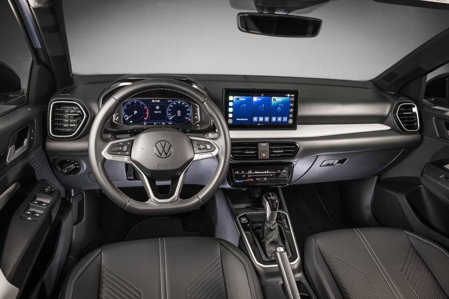 Volante, quadro de instrumentos digital e controle do ar-condicionado são bem conhecidos Volante, quadro de instrumentos digital e controle do ar-condicionado são bem conhecidos