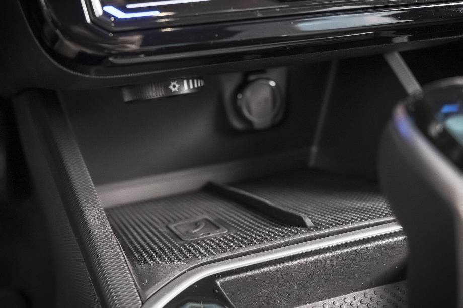 Há espaço para dois celulares, mas apenas um lado tem carregamento sem fio Há espaço para dois celulares, mas apenas um lado tem carregamento sem fio