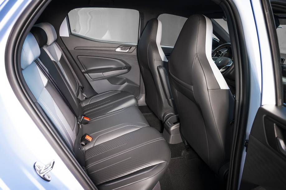 Espaço traseiro é equivalente ao de um Polo e só há bolso de celular atrás do encosto dianteiro Espaço traseiro é equivalente ao de um Polo e só há bolso de celular atrás do encosto dianteiro